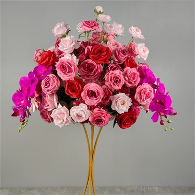 গোলাপী এবং লাল ফুলের টেবিল সজ্জা